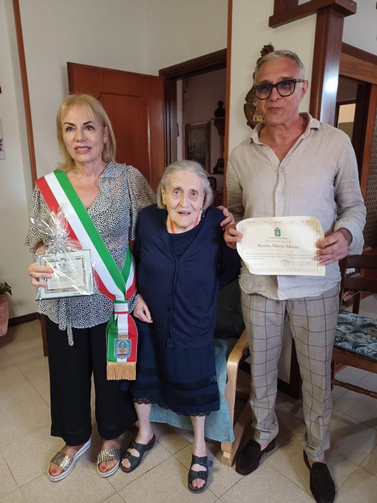la signora Rosina Maria Menin con il sindaco Matilde Celentano ed il presidente del Consiglio comunale, Raimondo Tiero