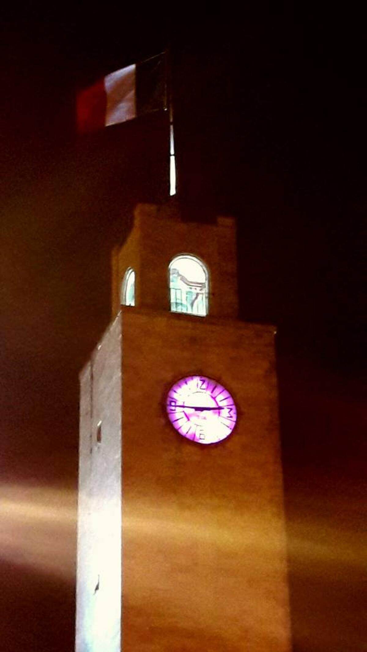 L’orologio della torre civica di Latina si tinge di rosa per la lotta contro il tumore al seno. - 