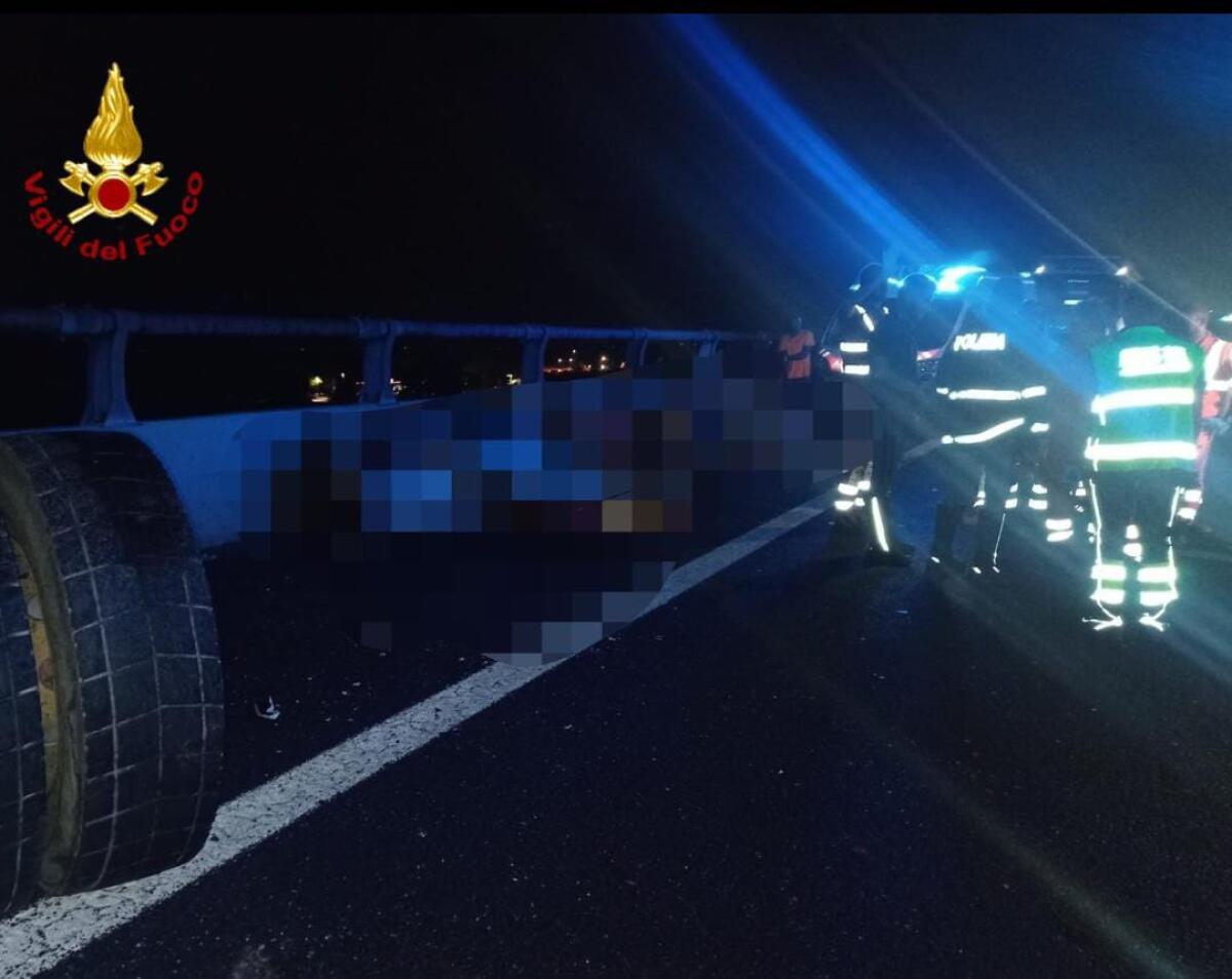 Schianto sull’autostrada A1, a Fiano Romano, tra un pullman di migranti ed un mezzo pesante. I due autisti sono deceduti nell’impatto. - 