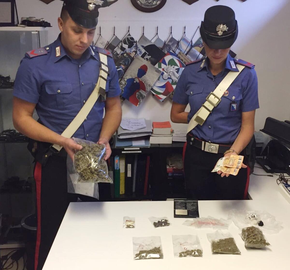 Blitz antidroga dei carabinieri del Comando Provinciale di Roma: scattano 5 arresti. Sotto sequestro droga e denaro. - 