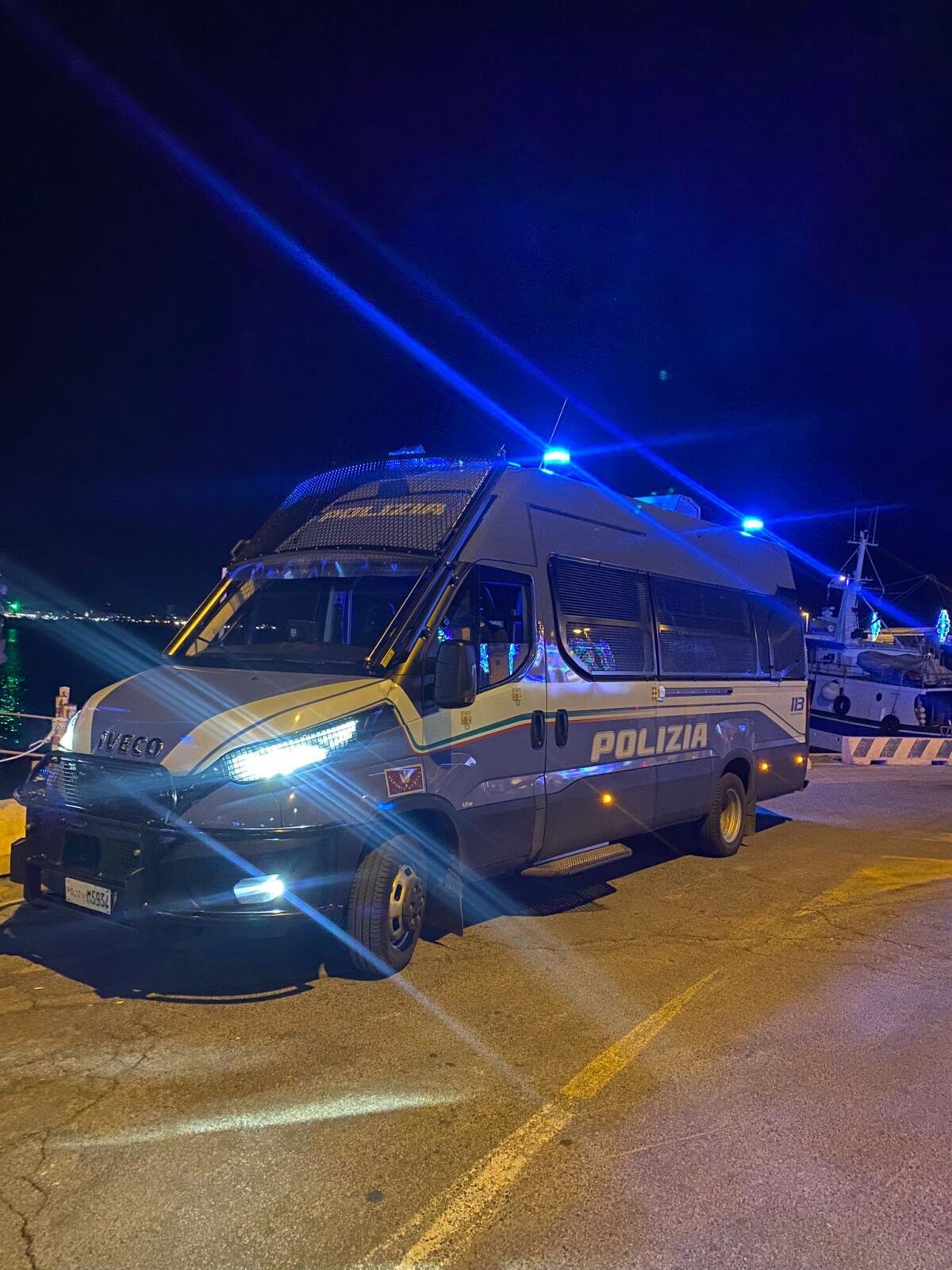 Tentano di sequestrare una donna da una struttura protetta, interviene la polizia - 