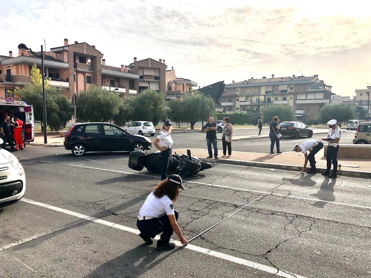 Aprilia - Scontro tra auto e scooter in pieno centro - 