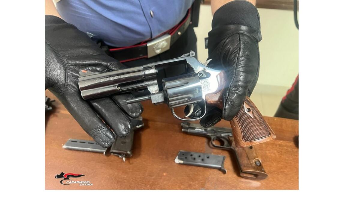 Fermato con 14 pistole nell’auto: erano nascoste in un doppio fondo - 