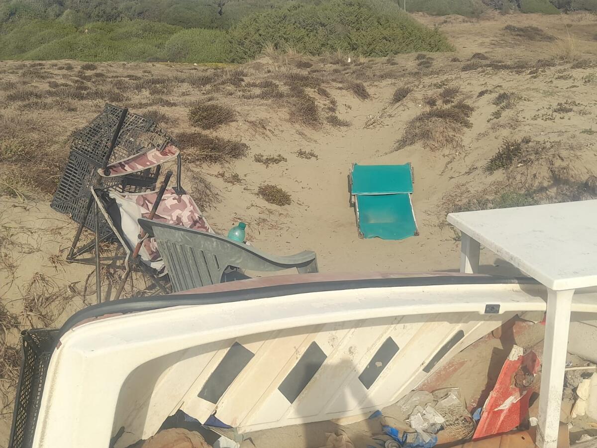 Degrado e rifiuti sulla spiaggia di Lido dei Gigli ad Anzio, la denuncia FOTO - 
