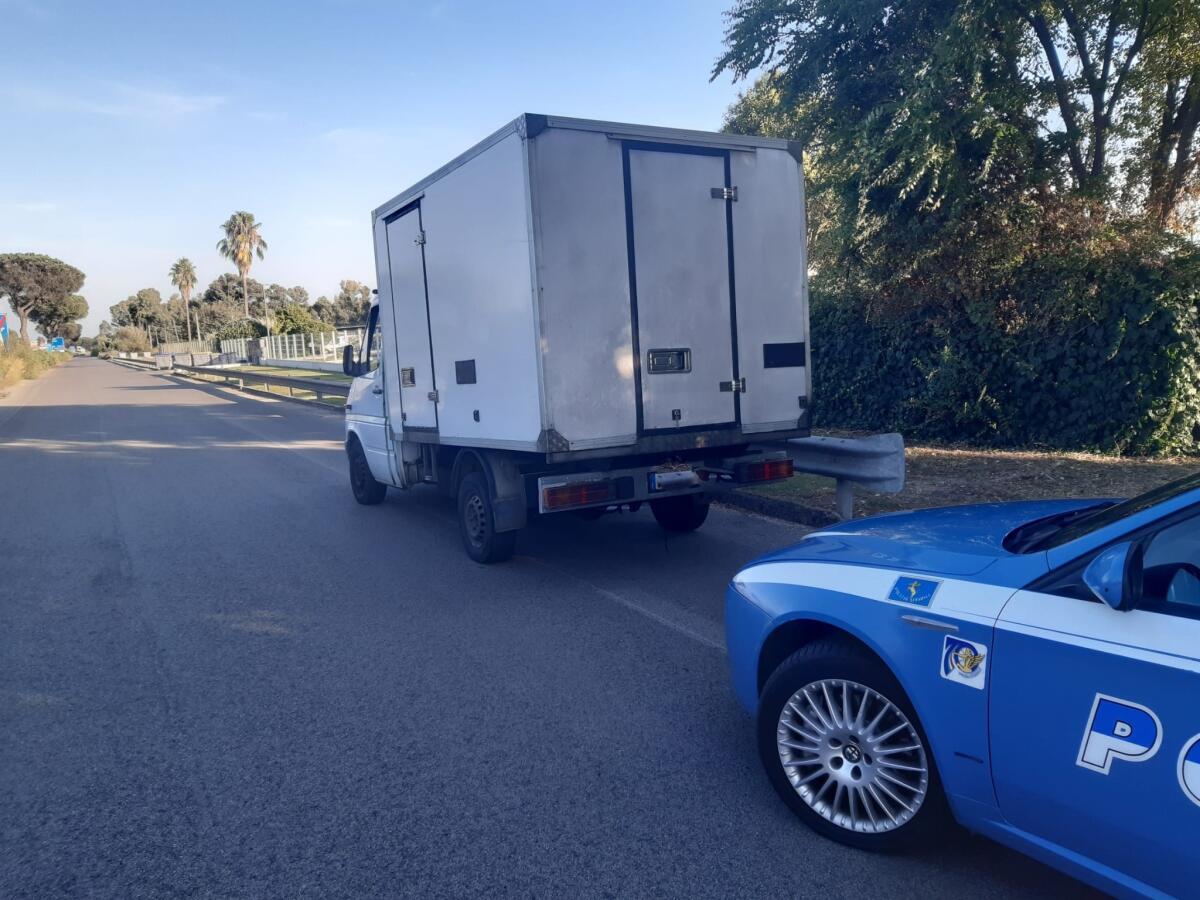 Sorpassi folli sulla Pontina per trasportare pesce: multa da 2mila euro - 