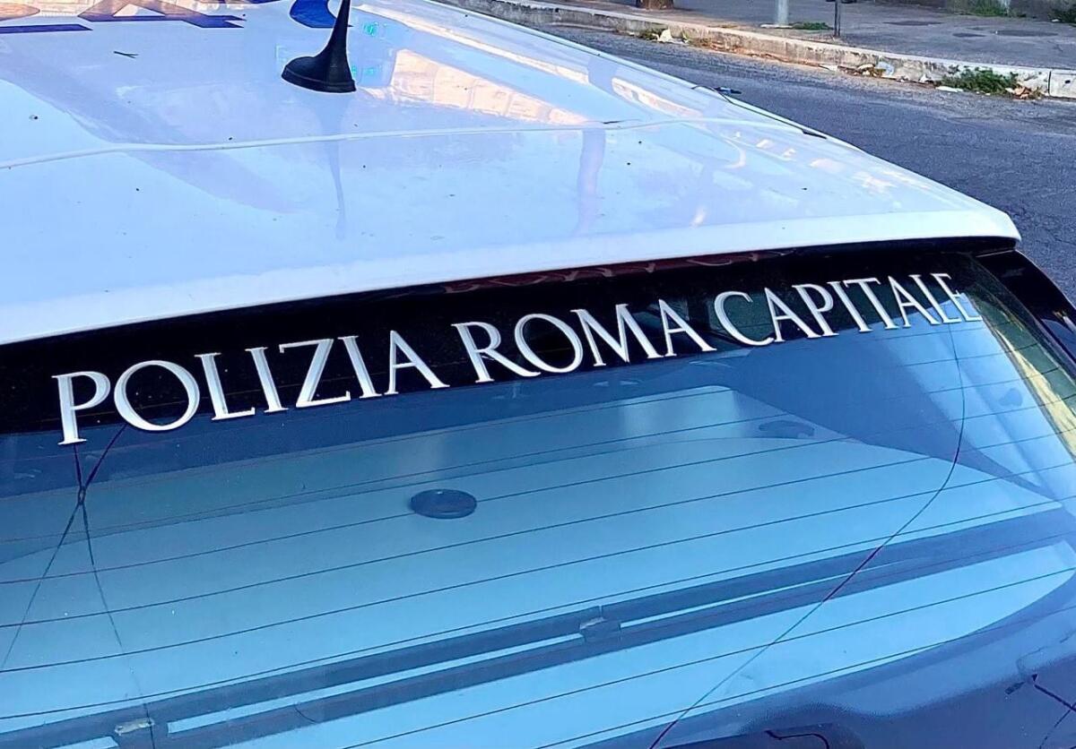 Litorale romano, vasta operazione contro l'abusivismo commerciale: 4000 pezzi di merce sequestrata - 