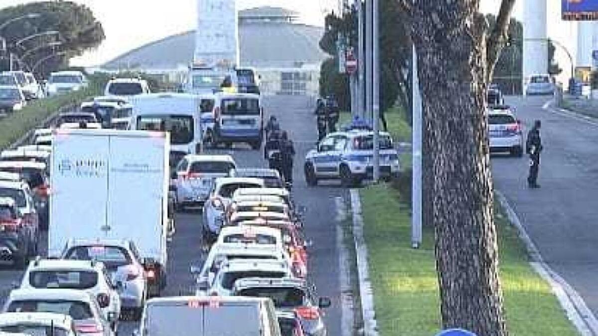 Due turisti travolti e uccisi da un'auto sulla Cristoforo Colombo - 