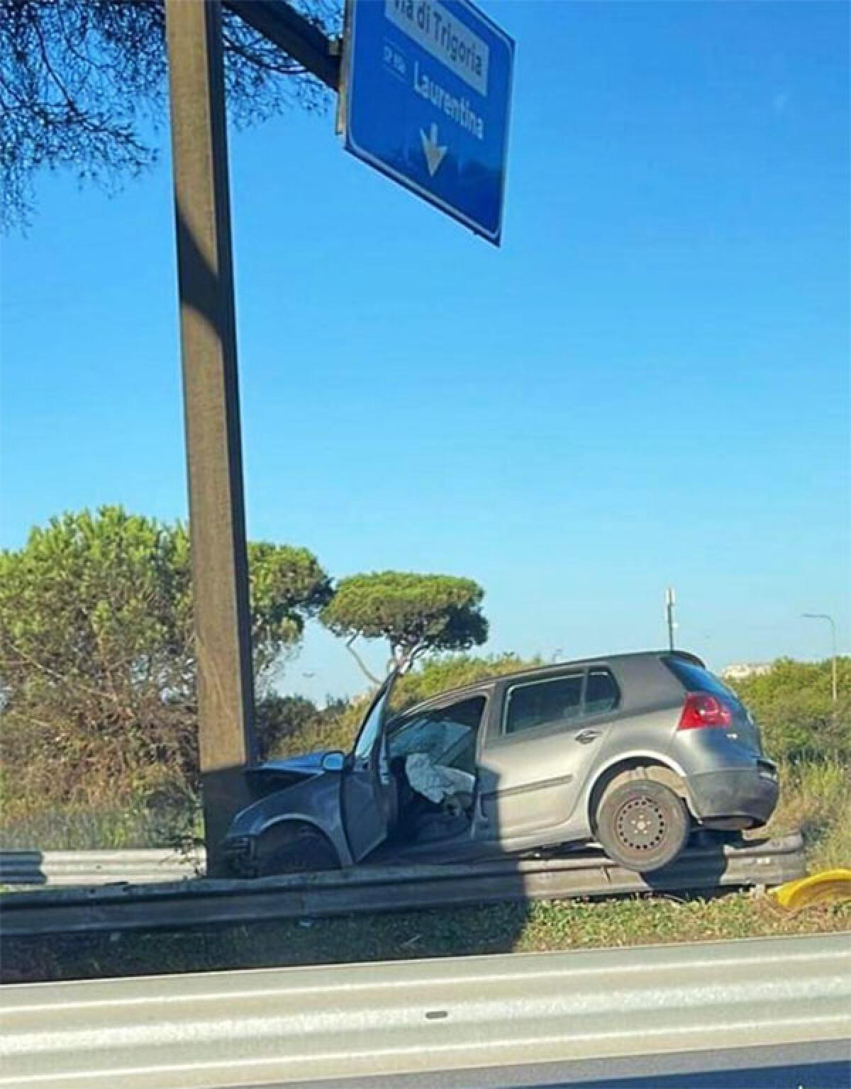 Incidente sulla Pontina, all’altezza di Castel Romano: auto finisce a cavallo del guard rail. - 