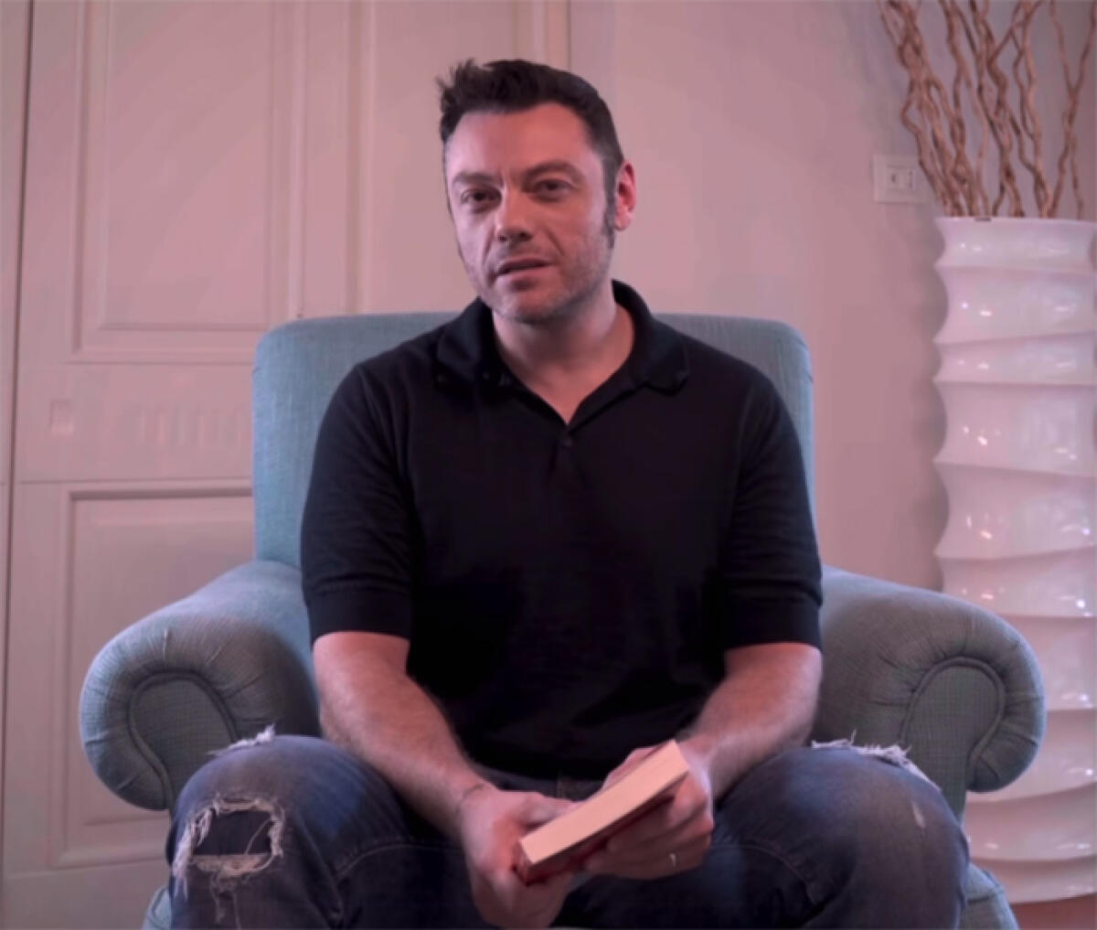 Il cantautore di Latina Tiziano Ferro annuncia sui social la separazione da Victor. “Ora devo pensare ai miei figli”. L’enorme abbraccio dei fan. - 