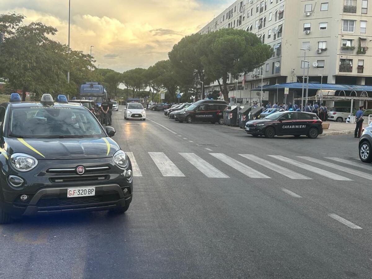Servizio interforze antidegrado all’alba nel quartiere di Tor Bella Monaca, a Roma. Sgomberati degli immobili Ater. In campo 300 uomini. - 