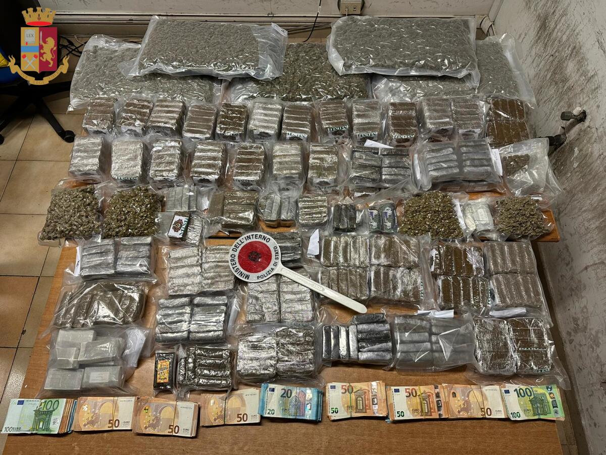 Duro colpo alle attività di spaccio sul litorale romano: la Polizia sequestra quasi 52 chili di droga ed oltre 62mila euro. Due arresti. - 