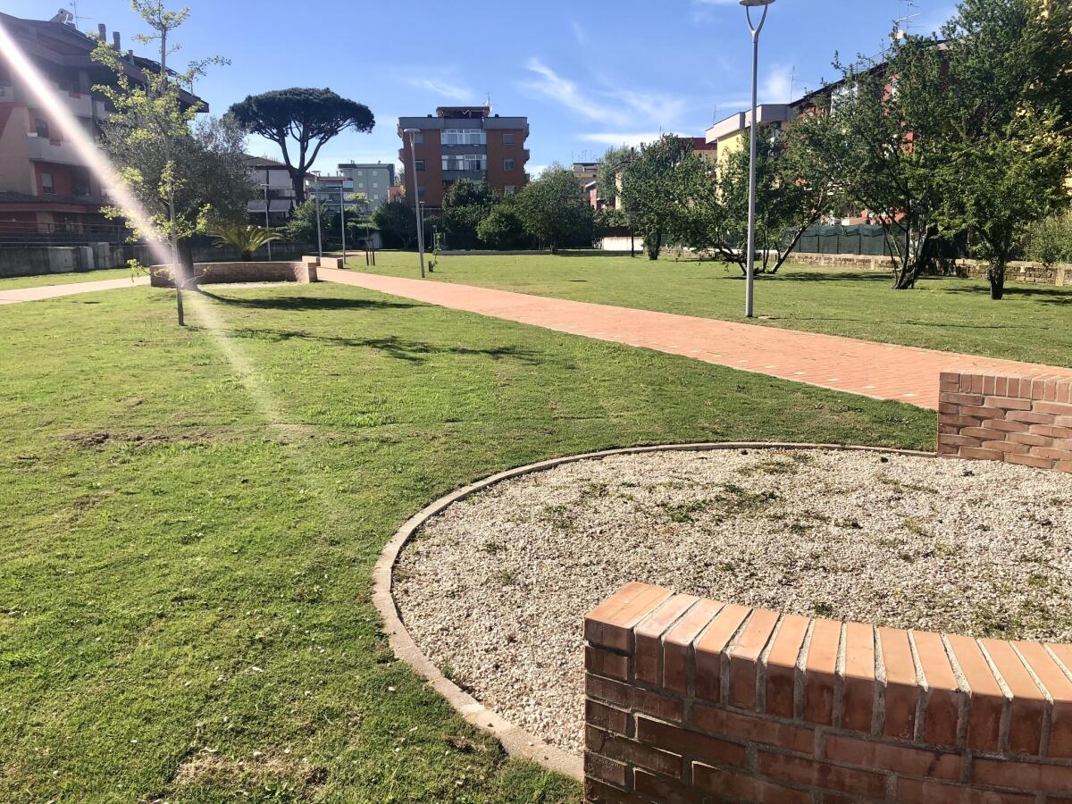 Aprilia - Chiede di mettere il guinzaglio al cane, lui l'aggredisce: "Ora ho paura, fatti del genere non dovrebbero accadere" - 