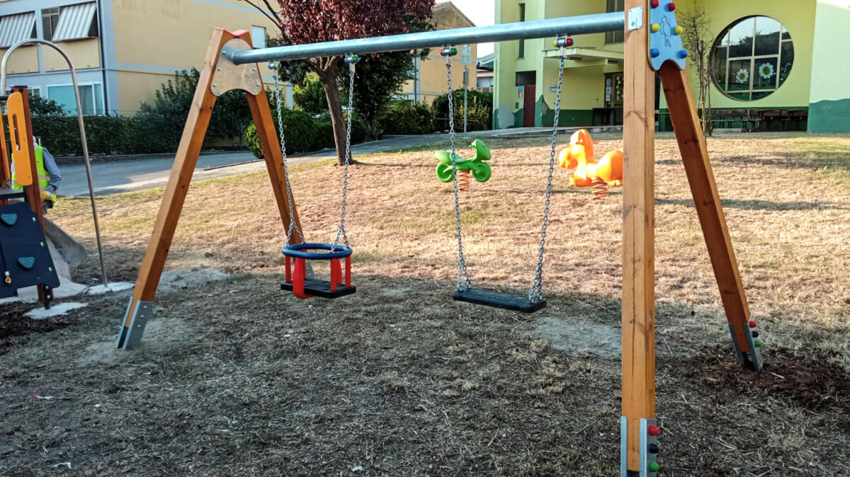 Giochi nuovi o rimessi in sicurezza nelle corti delle scuole di Cisterna - 