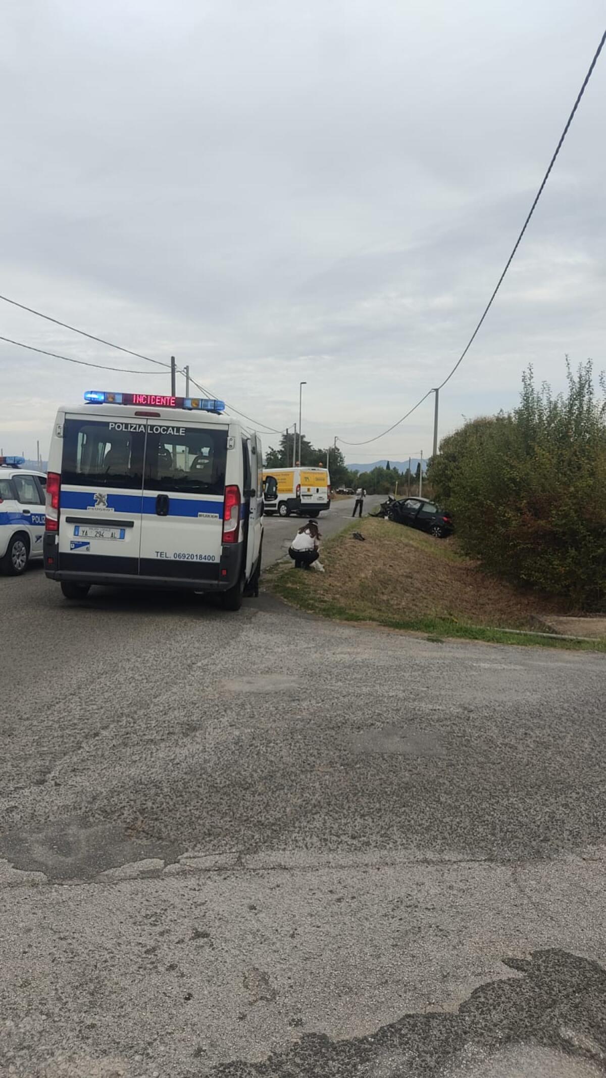 Scontro tra due auto su via Vallelata ad Aprilia: due donne ferite, coinvolti anche due minori - 