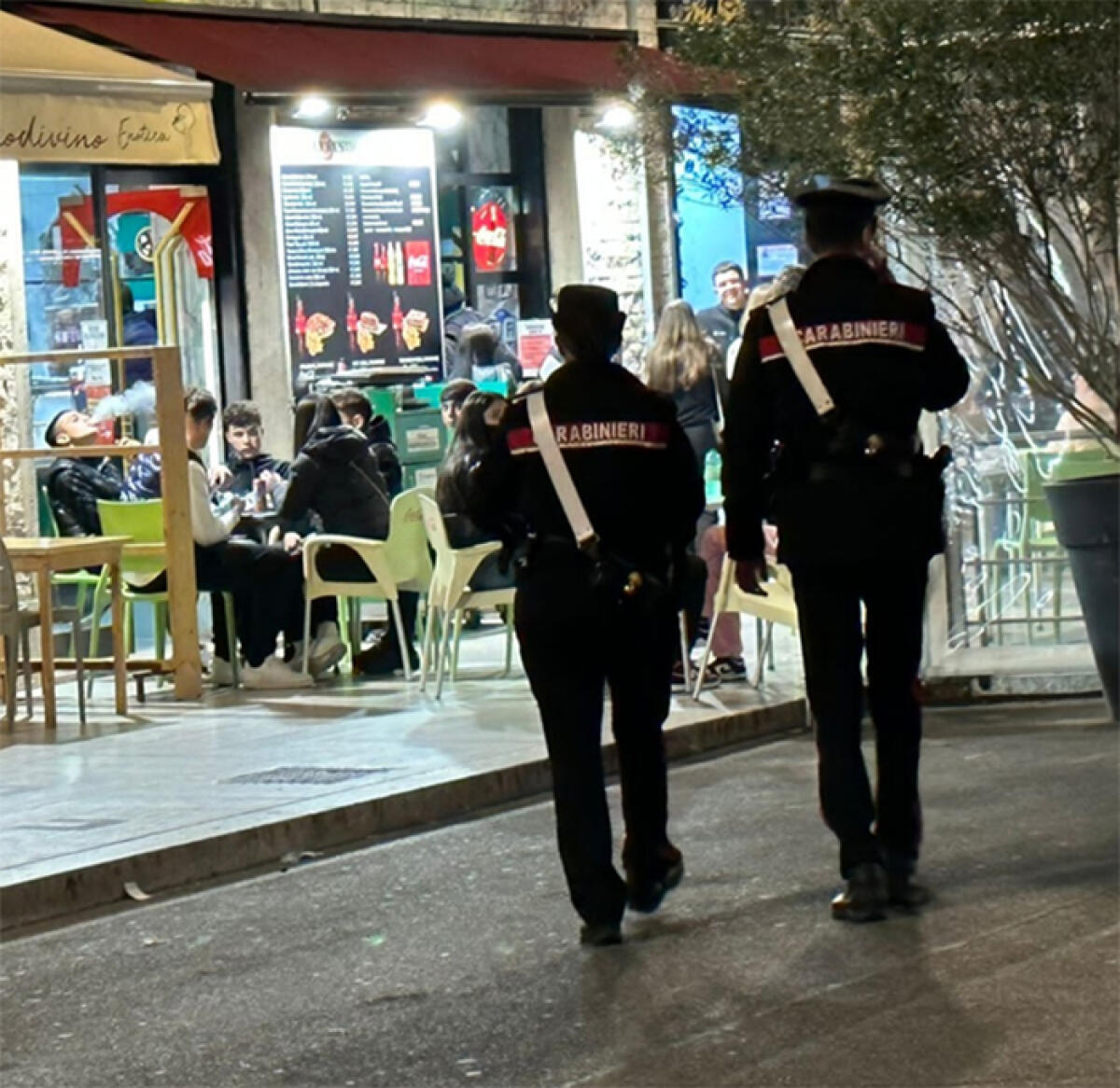 Prende in braccio una bimba, straniero rischia il linciaggio all’interno della Galleria Pennacchi di Latina. - 