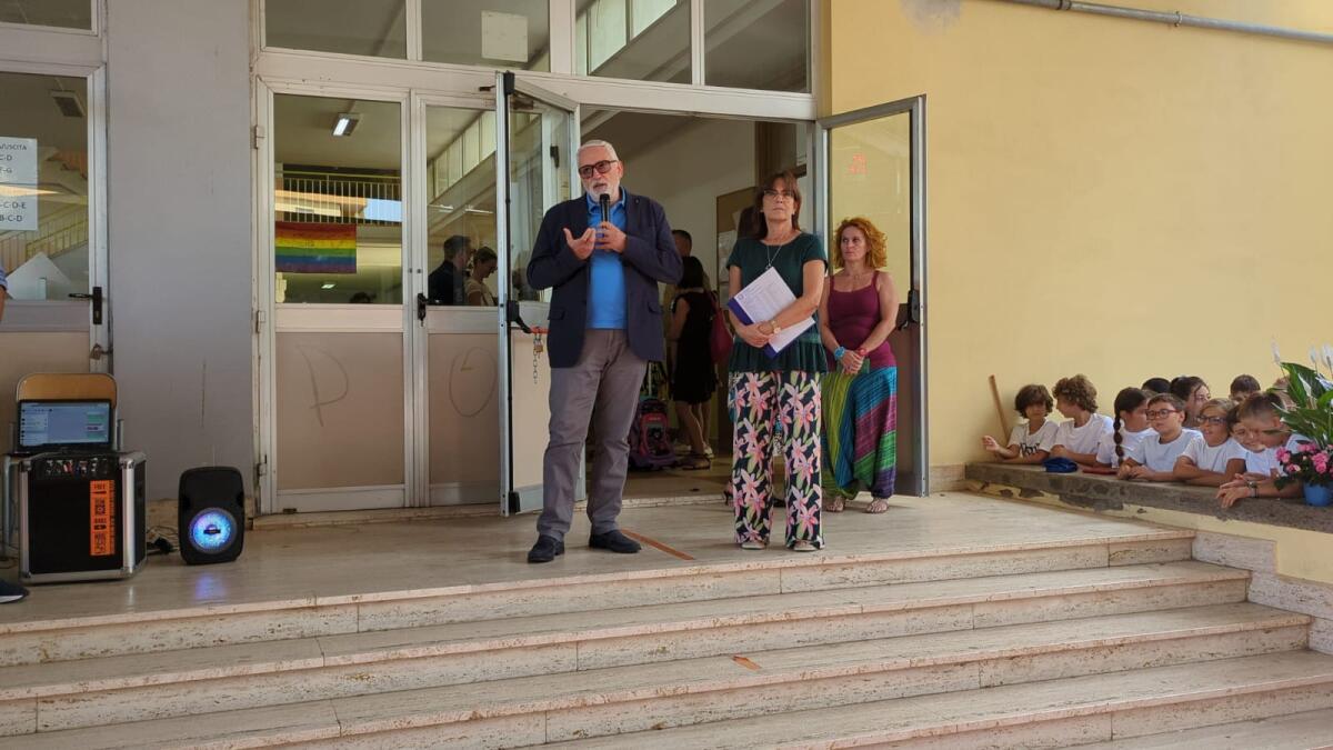 Aprilia - Scuola, il sindaco Principi e l'assessore Martino salutano gli alunni e i docenti - 