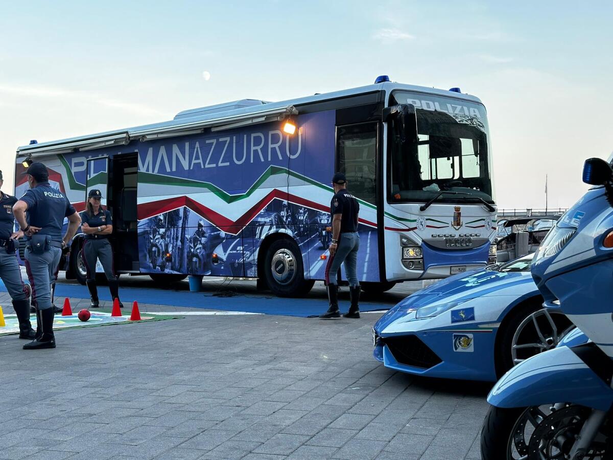 “E state con Noi” Arriva a Terracina e a Nettuno il Pullman Azzurro della Polizia di Stato - 
