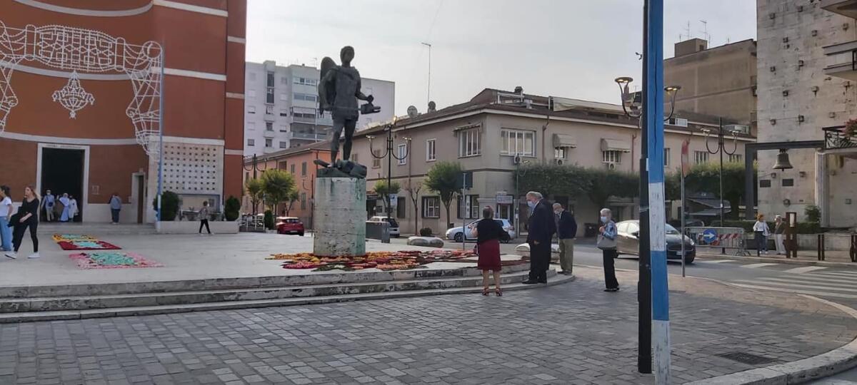 “Aprilia In Fiore 2023”: in Piazza Roma questo fine settimana infioratori al lavoro per la realizzazione di 20 quadri floreali. - 