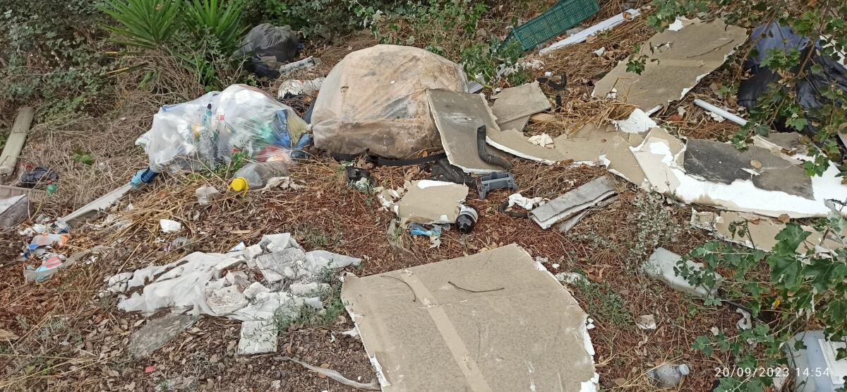 Aprilia - "In via Vacchi e via dei Colonizzatori cumuli di rifiuti abbandonati, si intervenga" - 