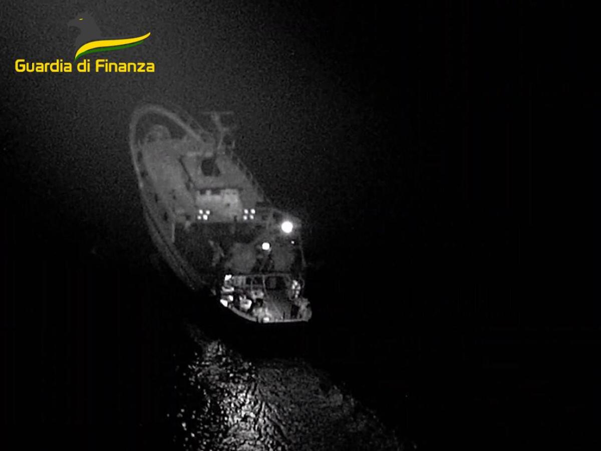 Contrasto della pesca illegale e tutela dell’ecosistema marino: 3 pescherecci sanzionati nelle acque pontine. FOTO e VIDEO - 