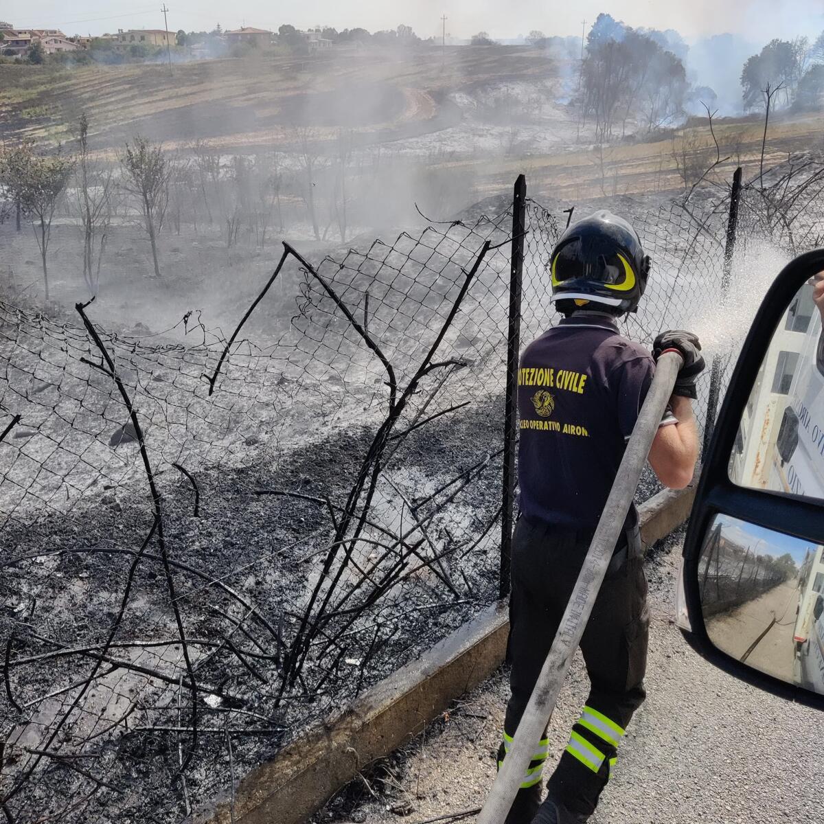 Vasto incendio in via Calvi a Pomezia, chiuso il Museo Archeologico Lavinium. Lambite le case ed anche una colonia felina. - 
