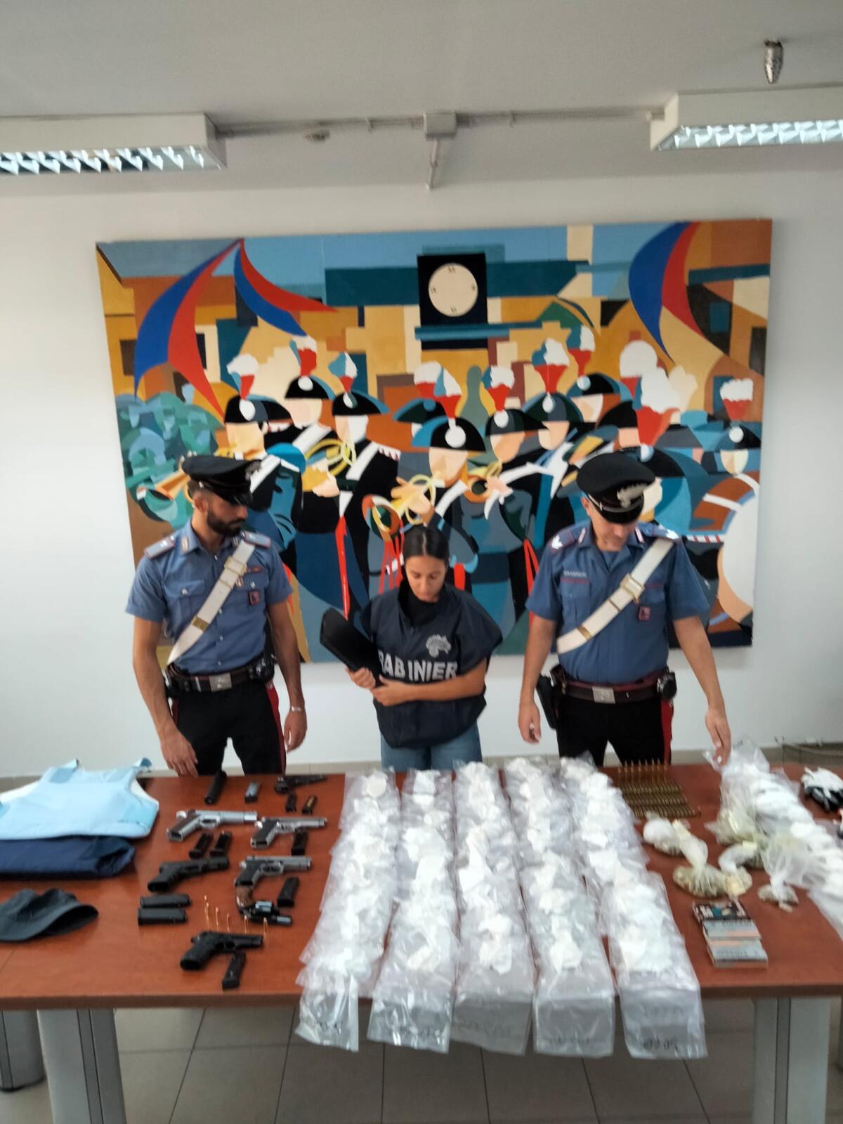 Deteneva oltre 3 Kg e mezzo di droga, armi ed anche  munizioni da guerra: 40enne di Aprilia arrestato dai Carabinieri. FOTO e VIDEO - 