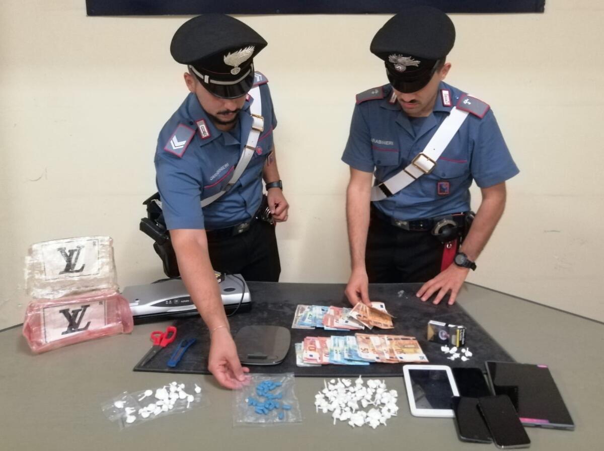 Nascondeva oltre 100 dosi di cocaina in un seminterrato, a Torvaianica: 28enne in manette. - 