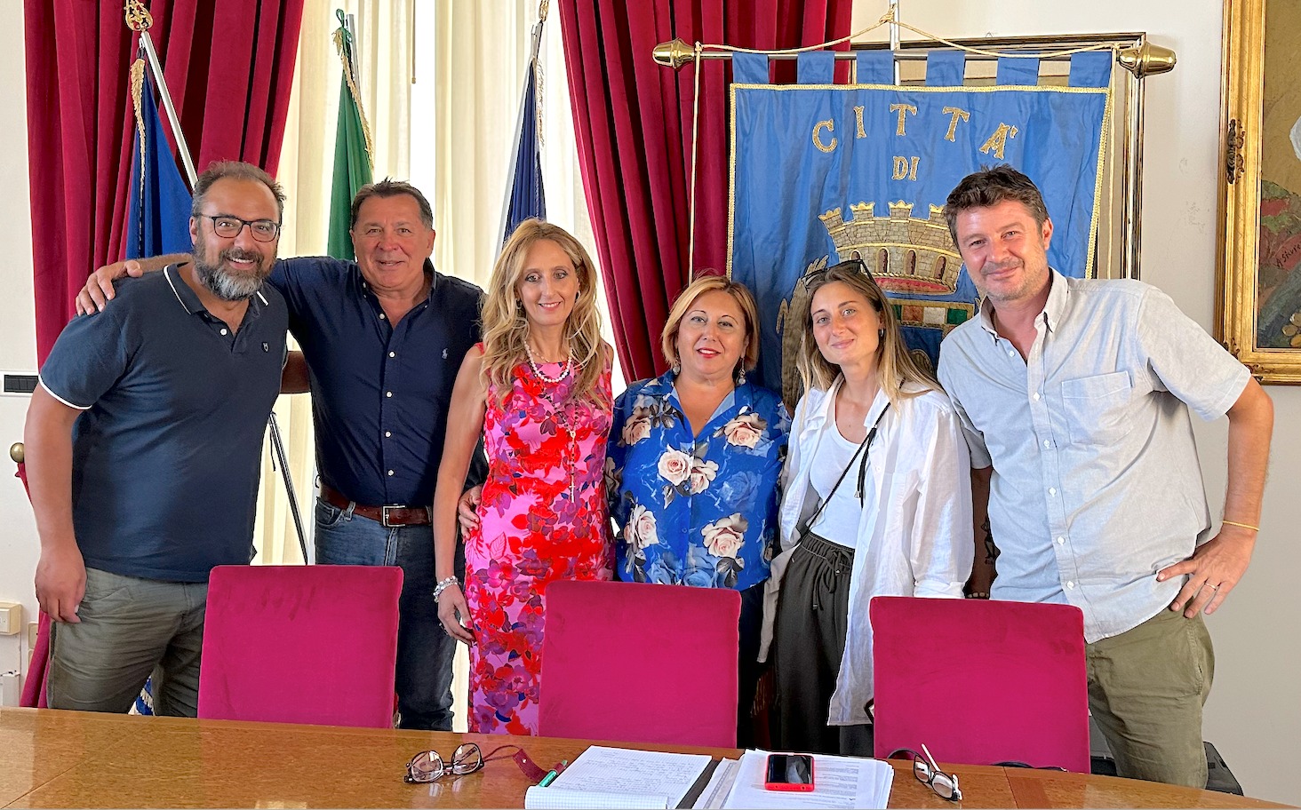 Rino Piccolo, direttore della “Latina Film Commission”, l'assessore alla cultura del Comune di Formia Luigia Bonelli e la produzione.