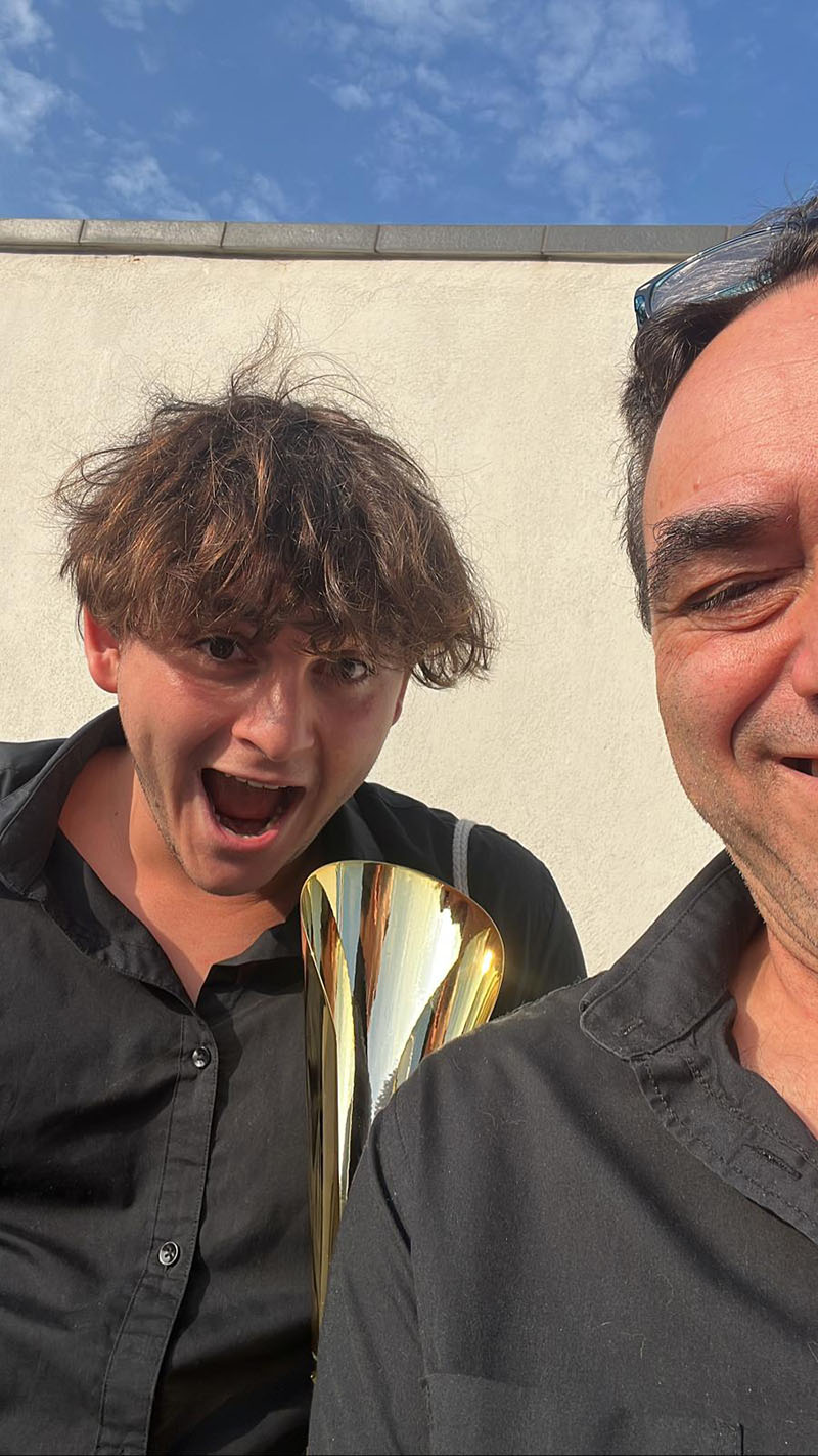 Andre Tomassi con il papà Emanuele dopo la vittoria