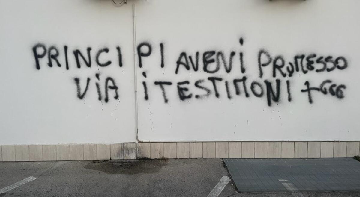 Aprilia, molotov contro l’ingresso dell’ufficio amministrativo della Multiservizi, in Piazza Mostardas. Minacce contro il Sindaco Principi - 