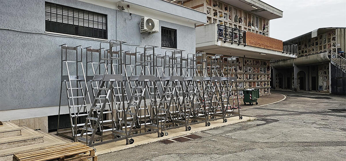 Ricorrenza del 1° Novembre: la Progetto Ambiente di Aprilia acquista 40 nuove scale per il cimitero comunale. - 