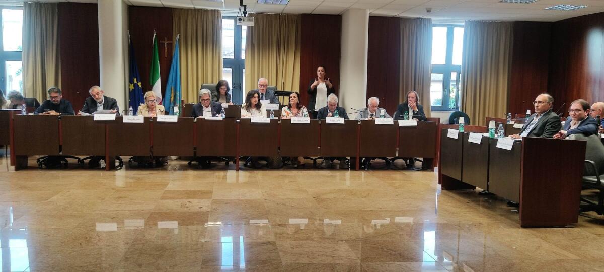 Moria del kiwi: il sindaco di Cisterna Mantini riunisce in Consiglio 9 sindaci dei territori colpiti dal fenomeno. Aprilia assente. - 