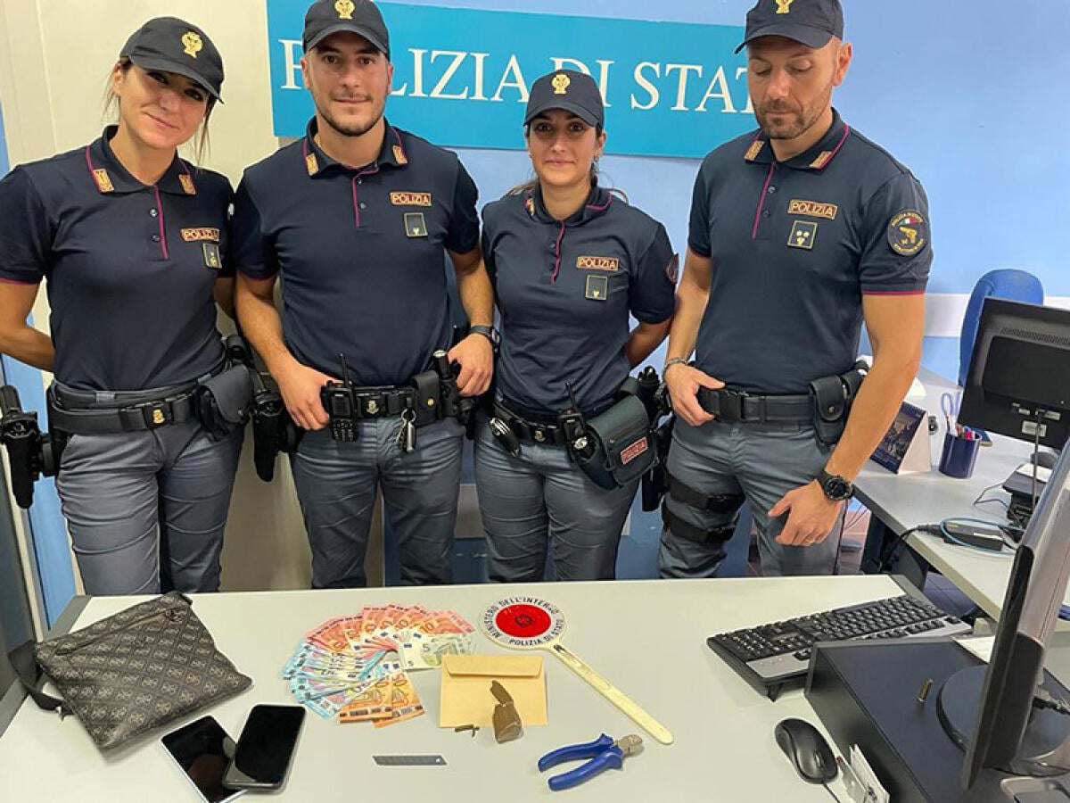 Seduto al tavolino di un bar, a Latina, con una mazzetta di banconote ed hashish: arrestato dalla Polizia. - 