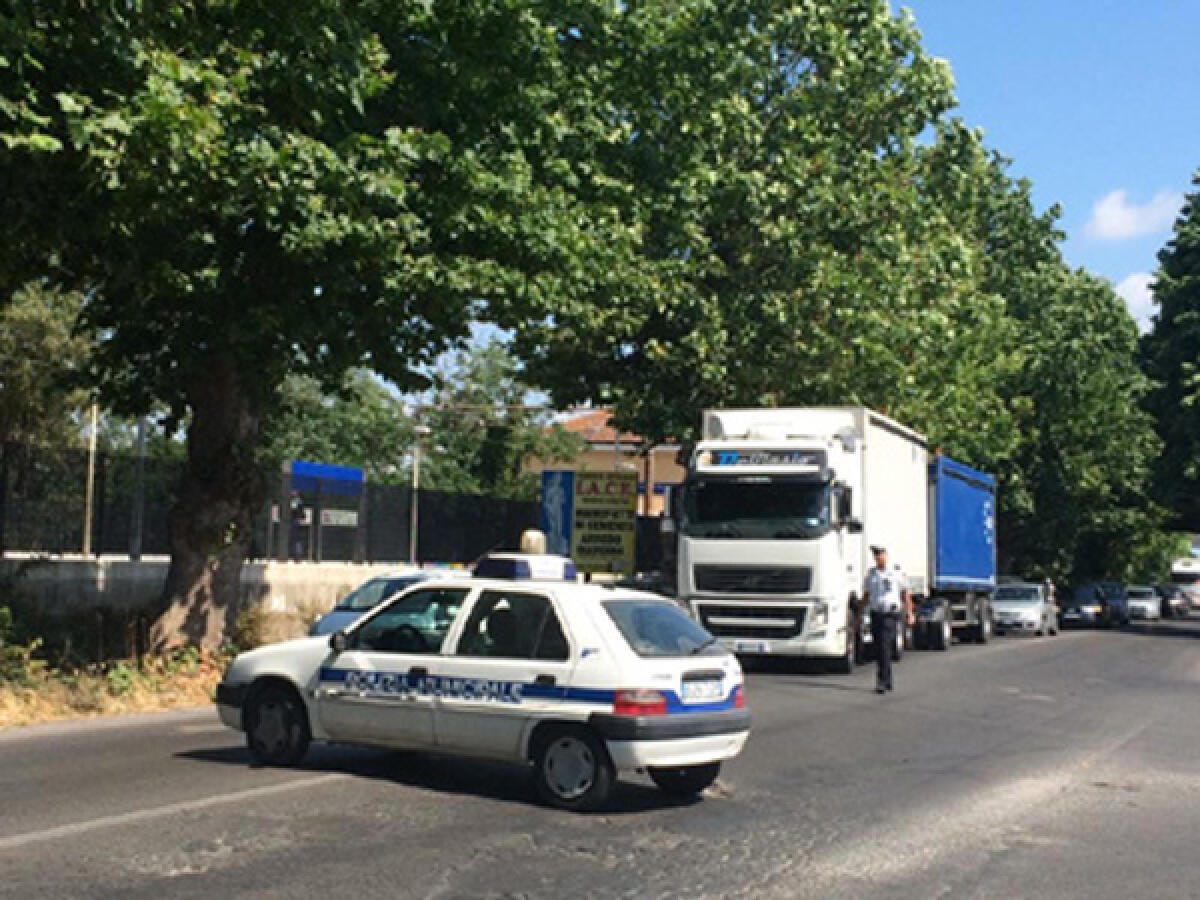 Un tir non riesce a fare manovra e blocca il traffico sulla Nettunense, tra Aprilia e Campo di Carne. - 