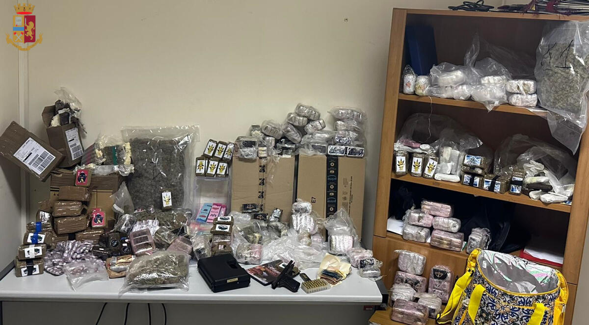 Inviano pacchi anonimi contenenti droga, 60 Kg di stupefacente sequestrati. Coppia in arresto - 