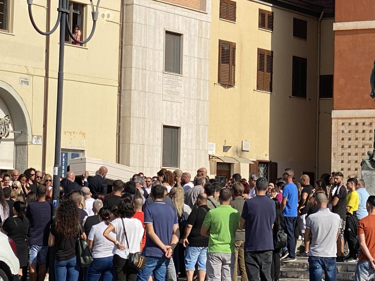 Aprilia, chiesa gremita per l'ultimo saluto a Tommaso Cicoli - 