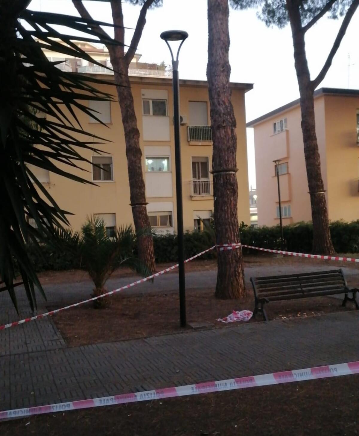 Aprilia - Lampione pericolante alla "pinetina" di via degli Oleandri, è stato rimosso - 