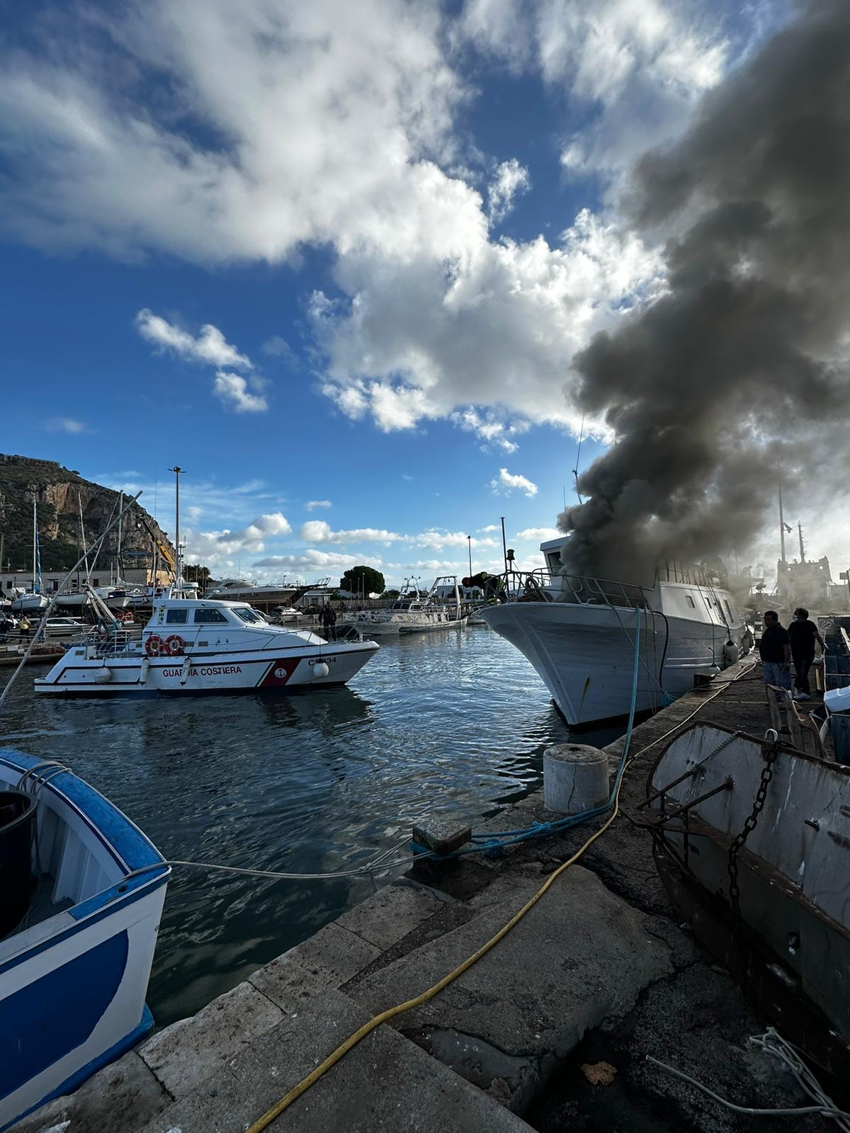 Fiamme a bordo di un motopeschereccio ormeggiato nel porto di Terracina, il VIDEO - 