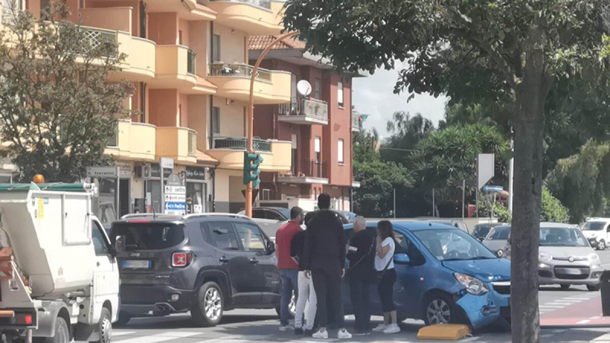 Semaforo lampeggiante tra via Toscanini e via Guido Rossa, ad Aprilia: due auto si scontrano all’incrocio. - 