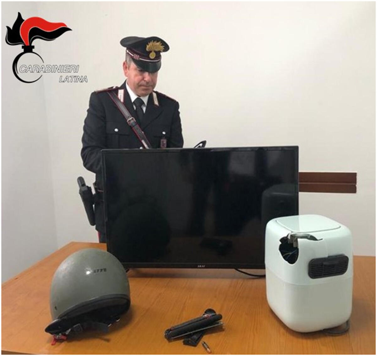 Aggrediscono una donna e poi sfondano la porta dell'abitazione con una friggitrice per rubare un televisore: in arresto padre e figlio - 