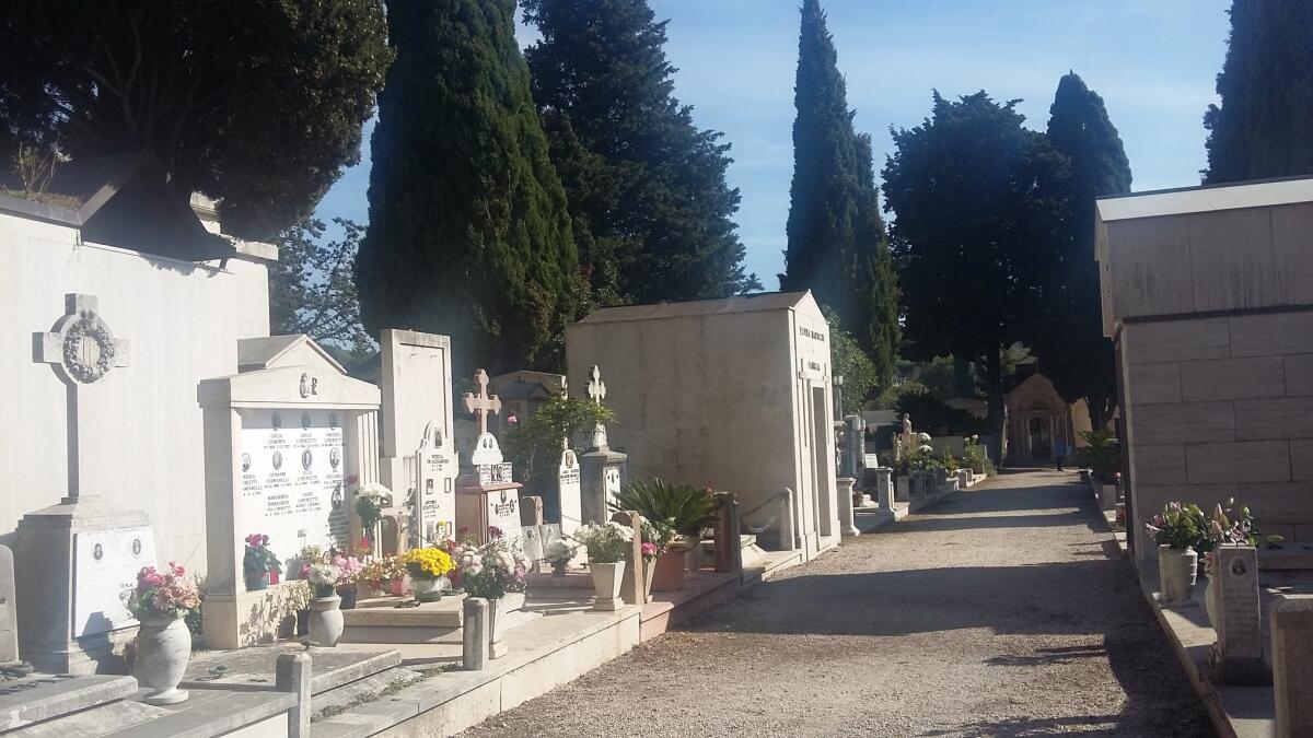 Si toglie la vita al cimitero, dramma a Genzano - 