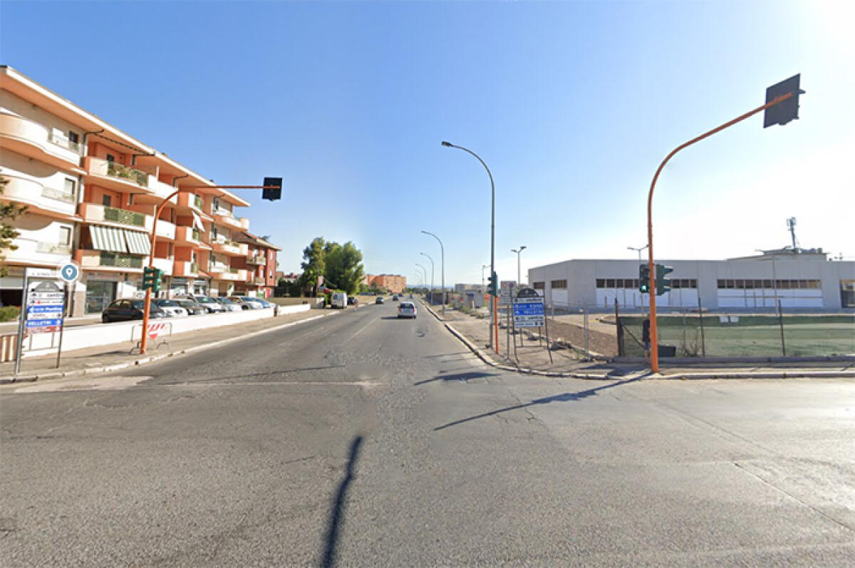 APRILIA - Semaforo all’incrocio tra via Toscanini e via Guido Rossa ancora lampeggiante: questa mattina il secondo incidente. - 