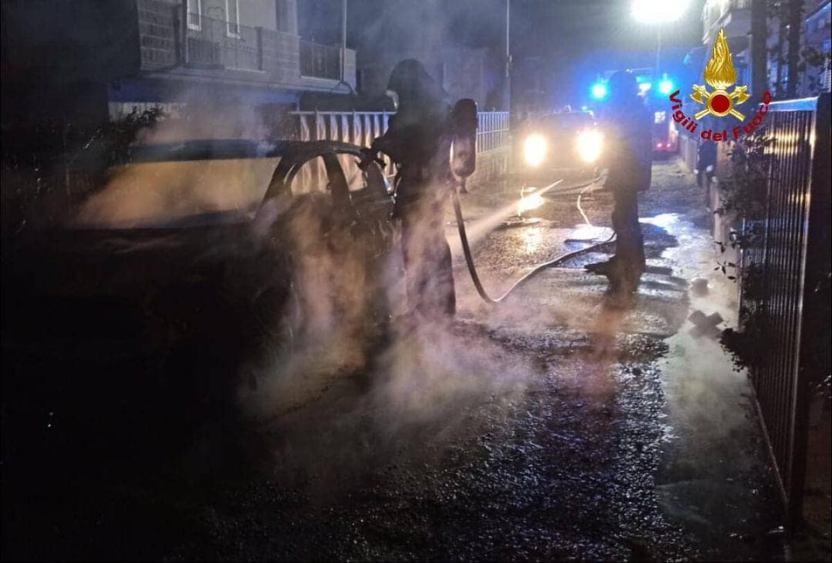 Fiamme dolose ieri notte a Sabaudia: distrutte due auto appartenenti alla stessa famiglia. - 