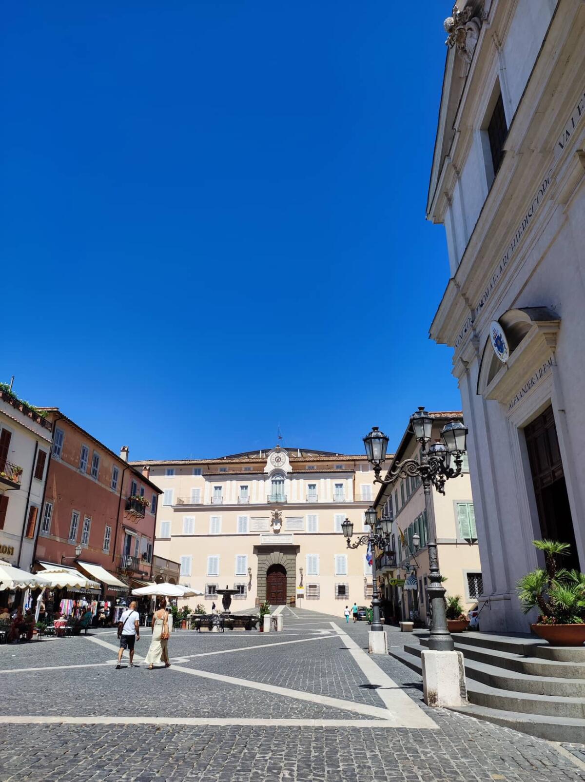Fiamme in una delle sale del Palazzo Pontificio di Castel Gandolfo. In corso la conta dei danni. - 