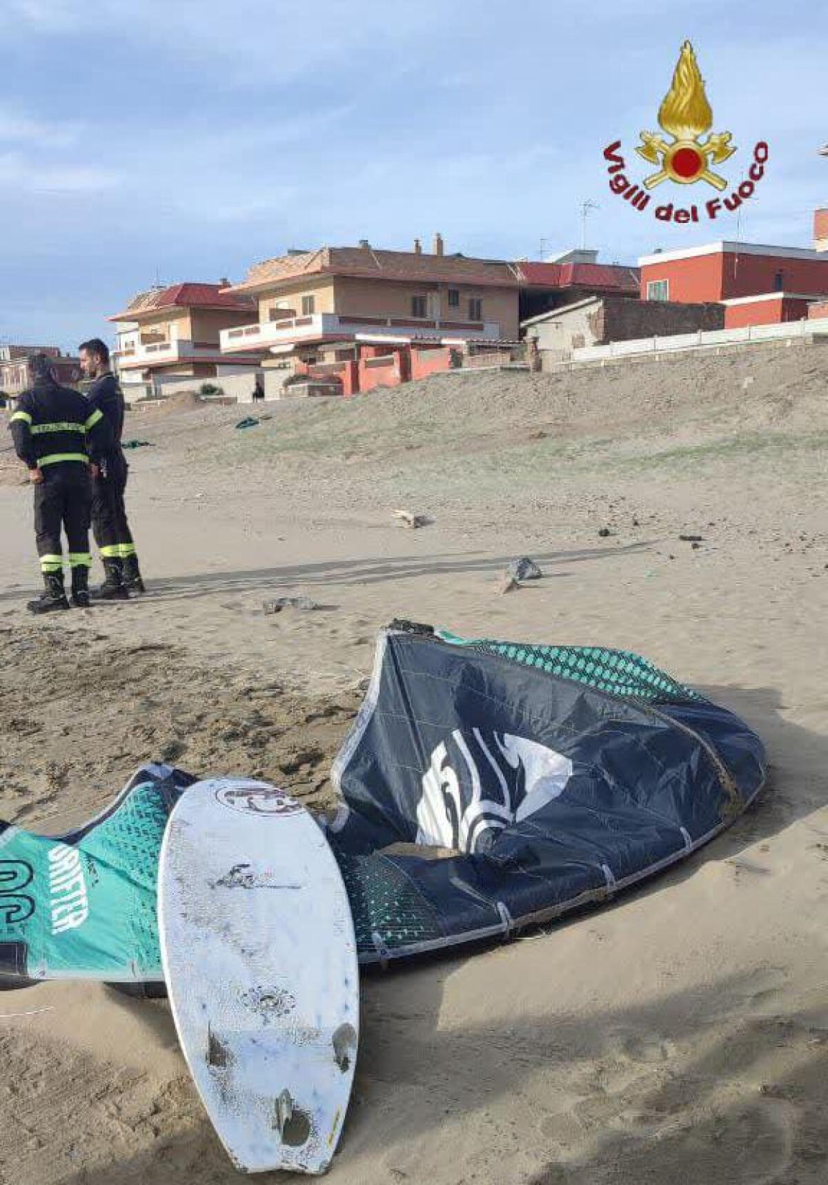 Trovato morto in mare a Torvaianica, corpo recuperato da un surfista - 