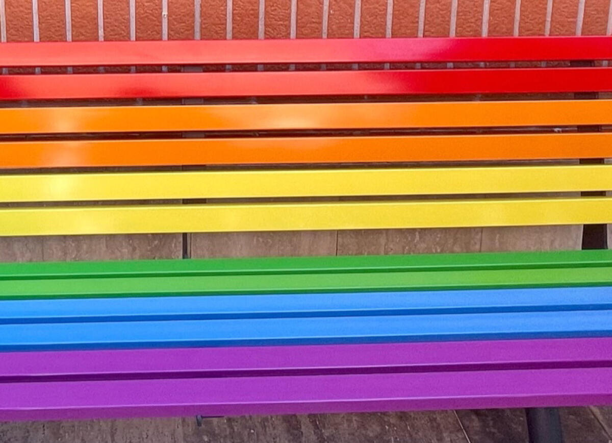 A Sabaudia una panchina arcobaleno, installata tra citazioni di Ozpetek e della Costituzione. - 