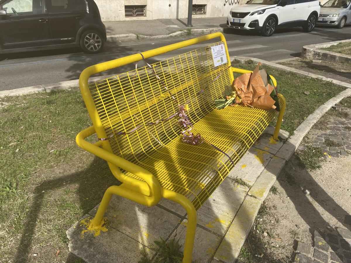 Endometriosi, in Viale Italia a Latina inaugurata una panchina di colore giallo - 