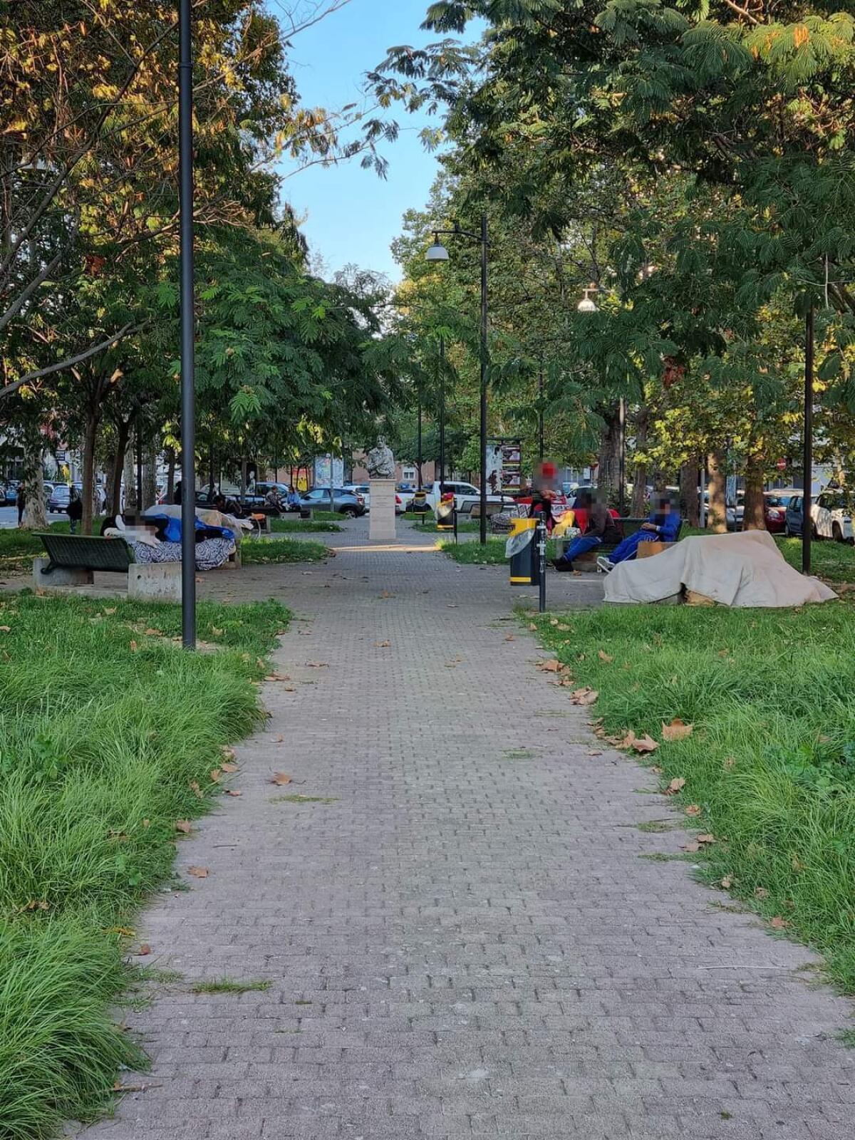 Riqualificazione di via Don Morosini a Latina: il Comune elimina le panchine per evitare accampamenti. Il Pd: “non è la soluzione. - 