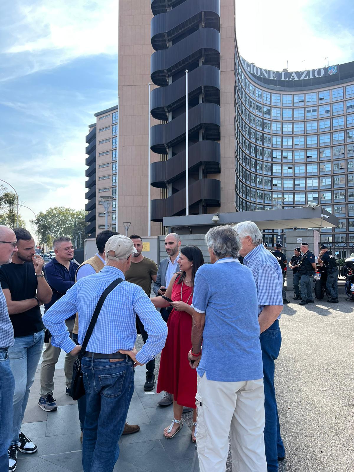 Sit-in sotto la Regione Lazio contro l'inceneritore: una delegazione ricevuta dall'assessore Ghera - 
