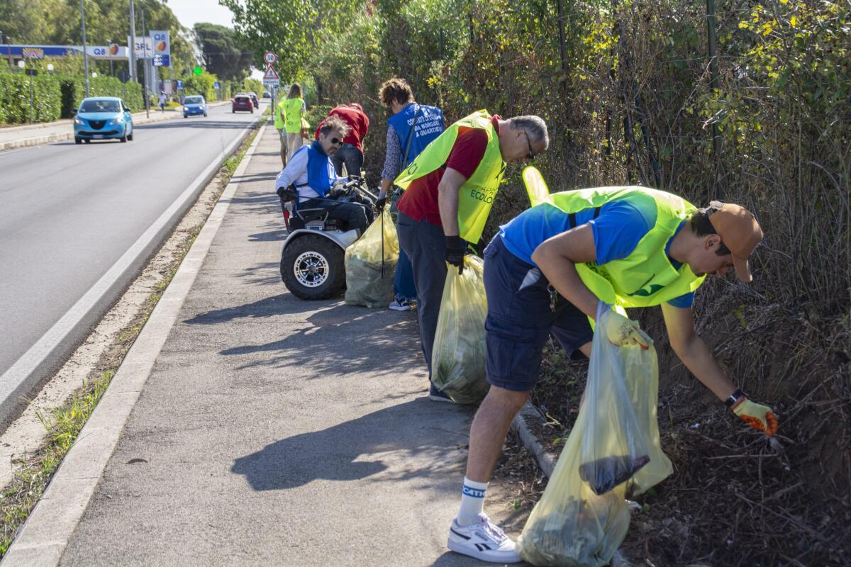 Giornata di raccolta rifiuti nella zona de La Cogna, ad Aprilia: il collettivo Aprilia Ecologica ne recupera 510 chili. - 